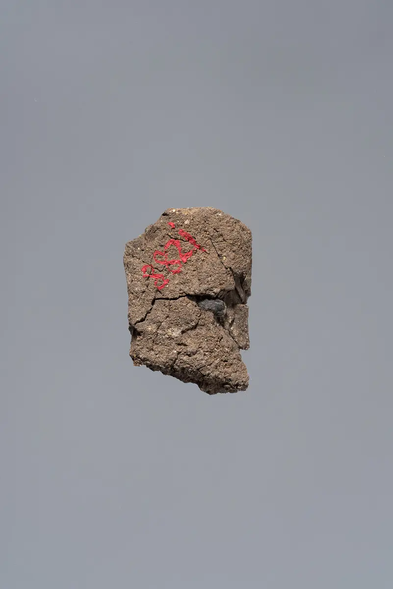 Fragmentierte Ächtungsfigur mit Aufschrift