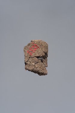Fragmentierte Ächtungsfigur mit Aufschrift