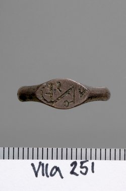 Fingerring mit Monogramm
