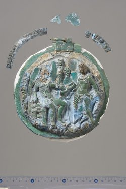 Teile eines Klappspiegels: Deckel mit Reliefapplik (Dionysos und Ariadne, Eros), Unterteil
