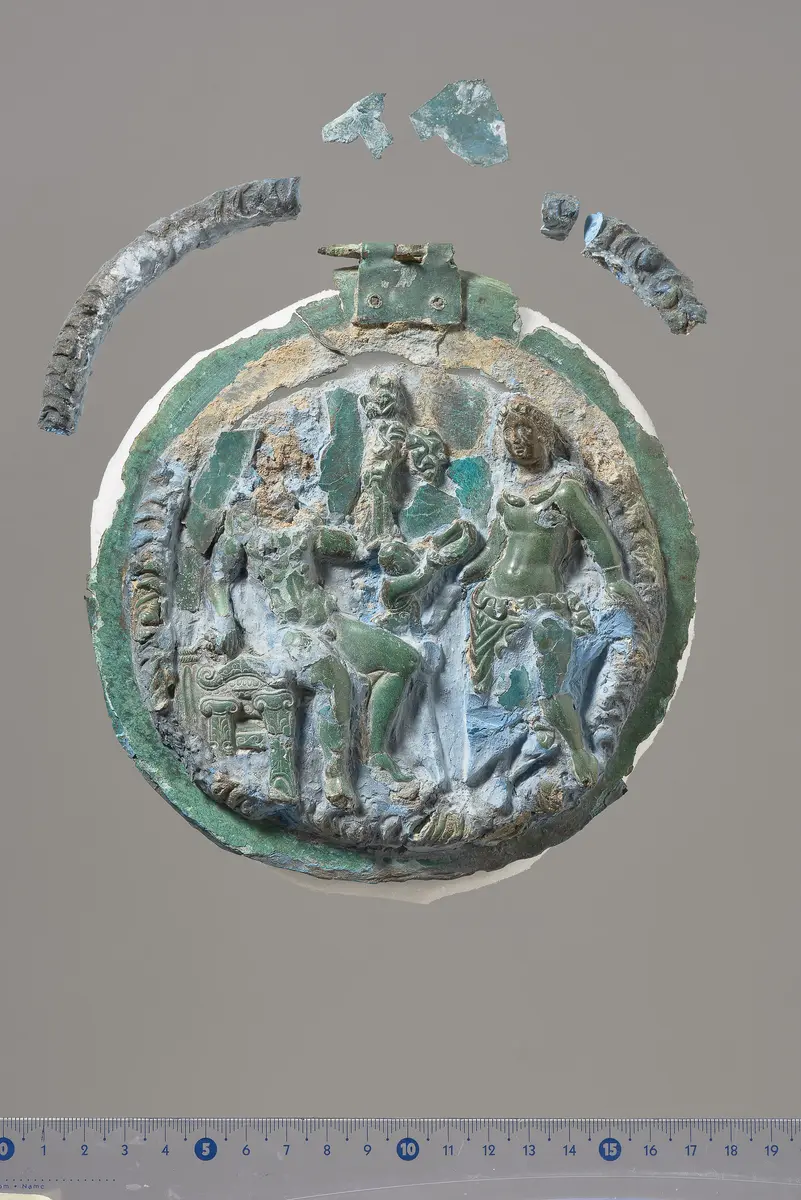 Teile eines Klappspiegels: Deckel mit Reliefapplik (Dionysos und Ariadne, Eros), Unterteil