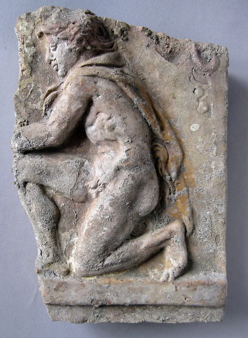 Fragment vom rechten Rand einer Aufsatzplatte: Wein lesender Satyr