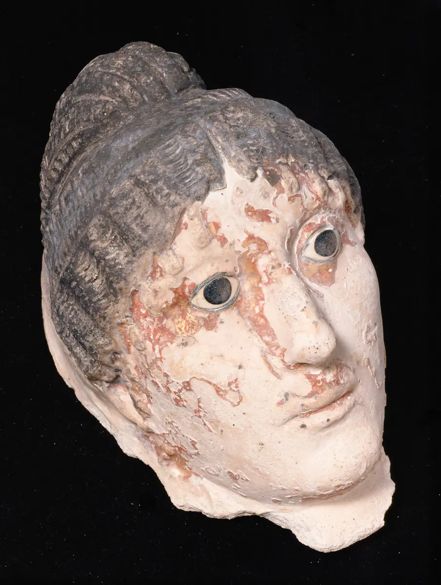 Kopf vom Stucksarg einer Frau