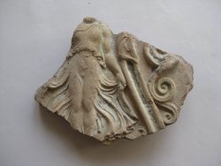 Fragment aus der Mitte einer Aufsatzplatte(?): Weibliche Figur zwischen Spiralbändern