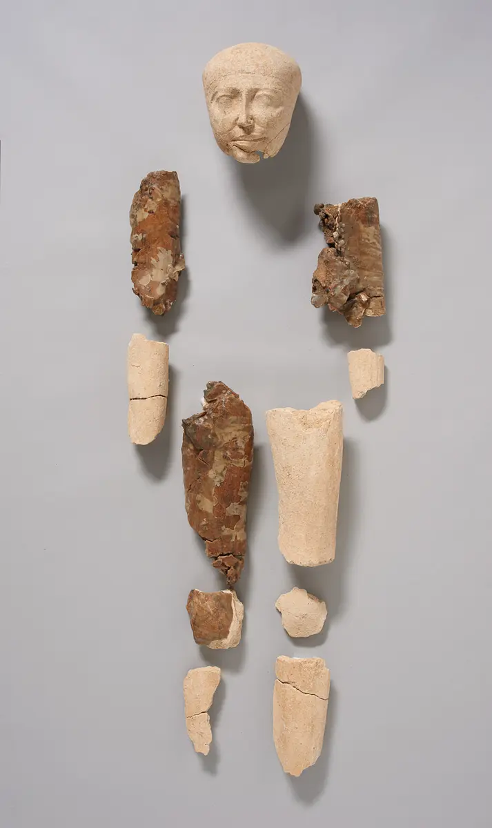 Stucküberzug von menschlichem Schädel und Fragmente der Körperhülle
