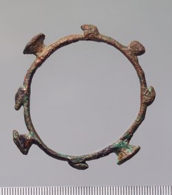 Armring mit Papyrusdolden und Fröschen