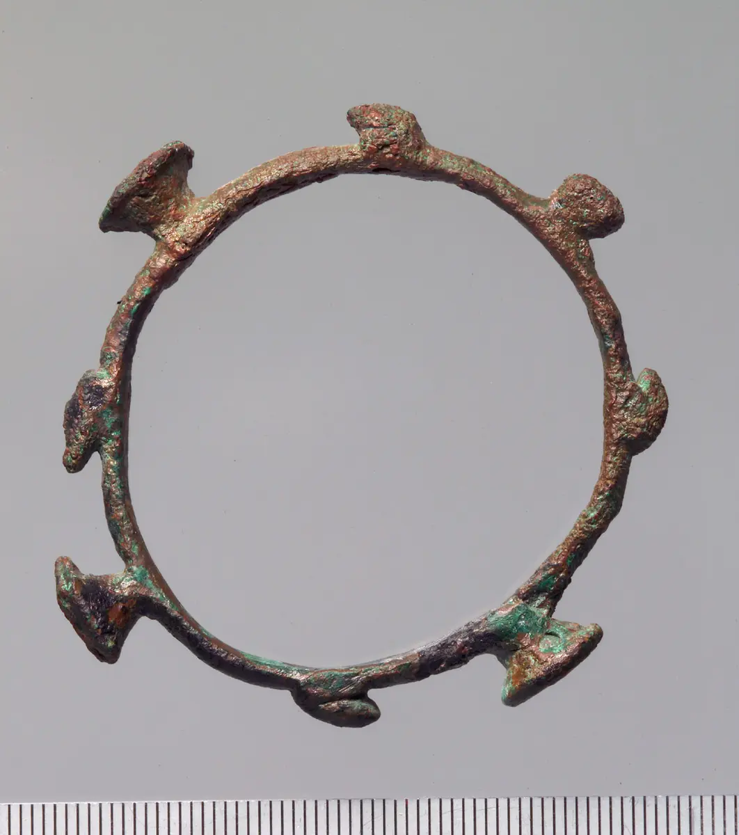 Armring mit Papyrusdolden und Fröschen