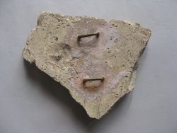 Relieffragment: Arimasp, einen Löwengreif tränkend