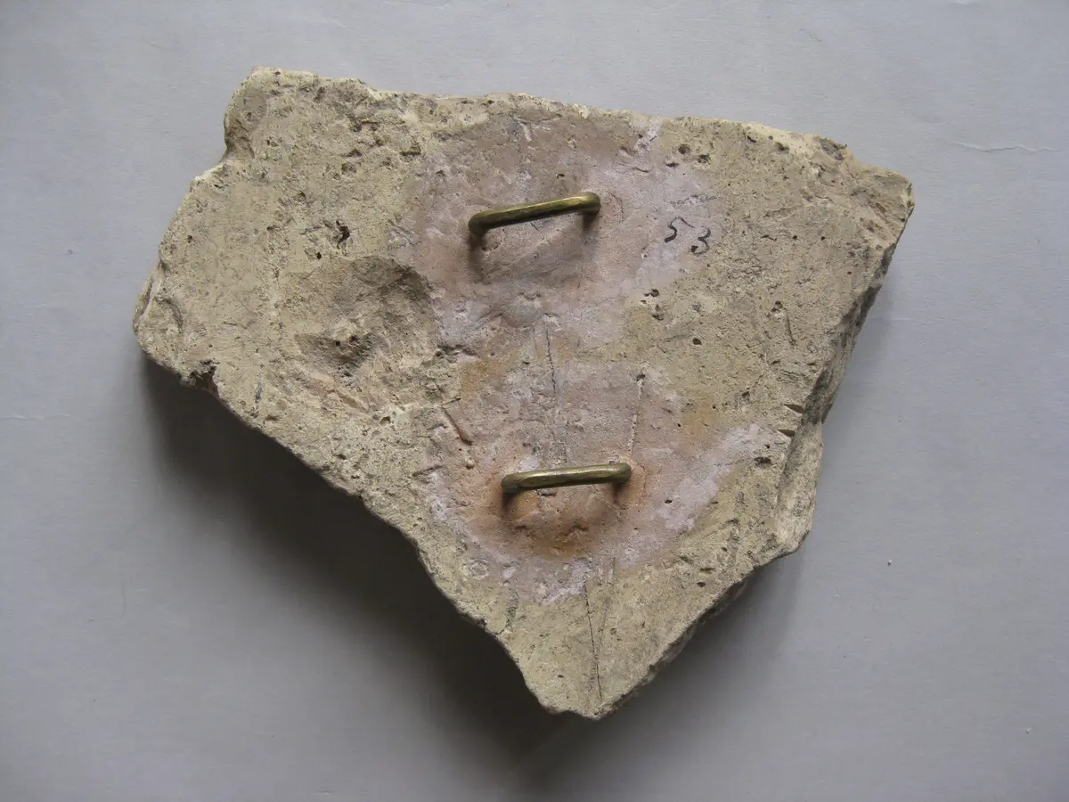 Relieffragment: Arimasp, einen Löwengreif tränkend