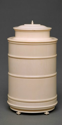 Stapeldose aus Elfenbein; "Apotheke"