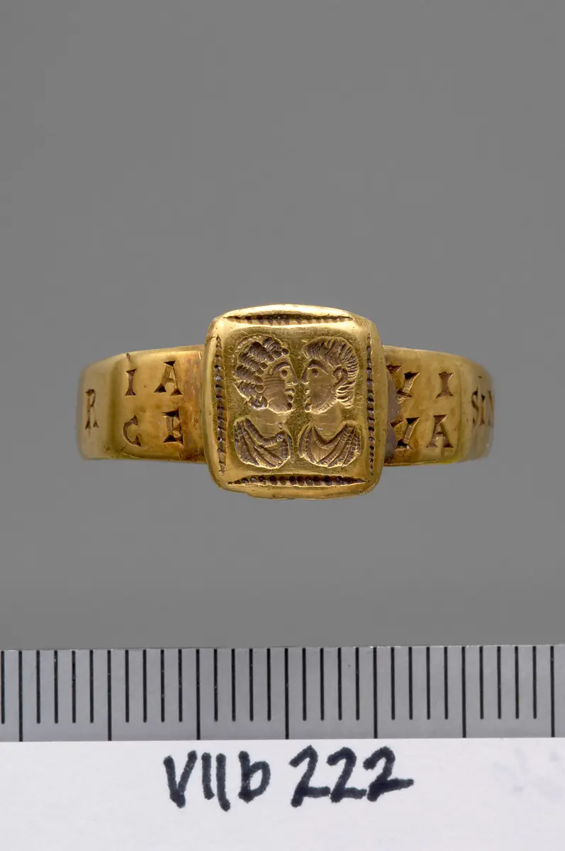 Fingerring mit Gravur: Doppelporträt und Inschrift