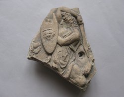 Fragment einer Verkleidungsplatte: Kämpfender Arimasp