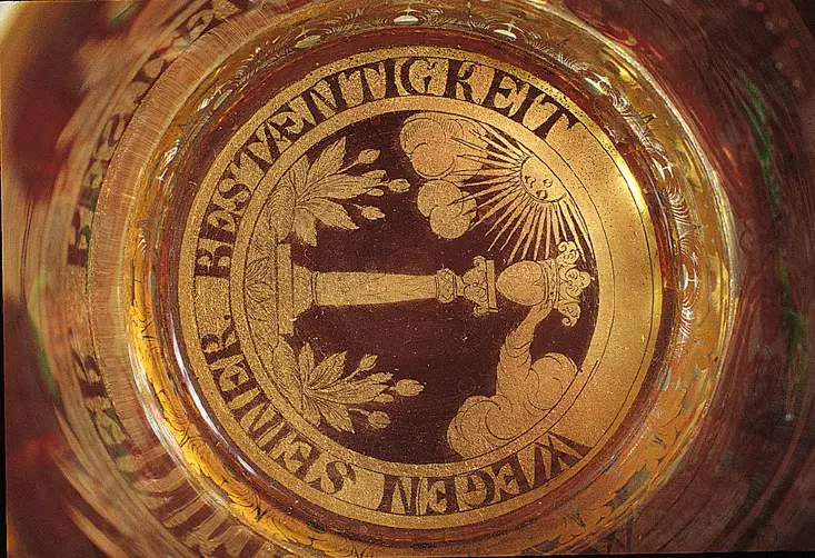 Zwischengoldbecher mit Mädchenköpfen