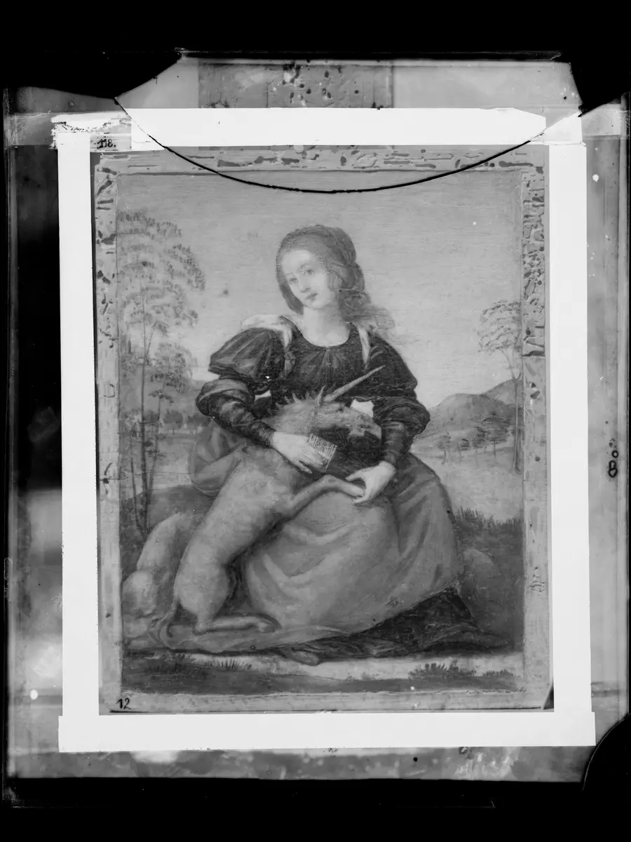 Sitzende Frau mit Einhorn