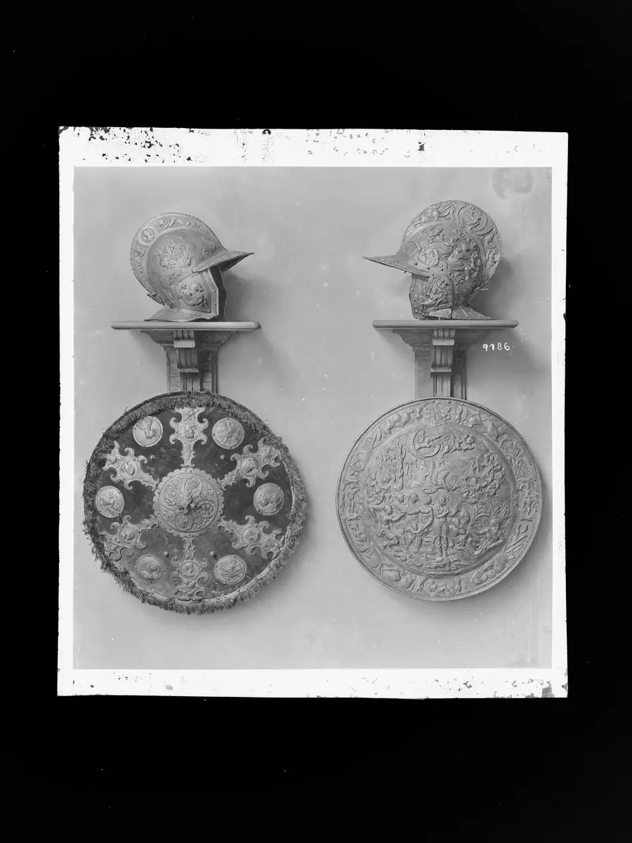 Sturmhaube aus einem All'antica-Ensemble mit Rundschild (A 936b); Rundschild aus einem All'antica-Ensemble mit Sturmhaube (A 936); Sturmhaube aus einem all'antica Ensemble; Rundschild aus einem All'antica Ensemble