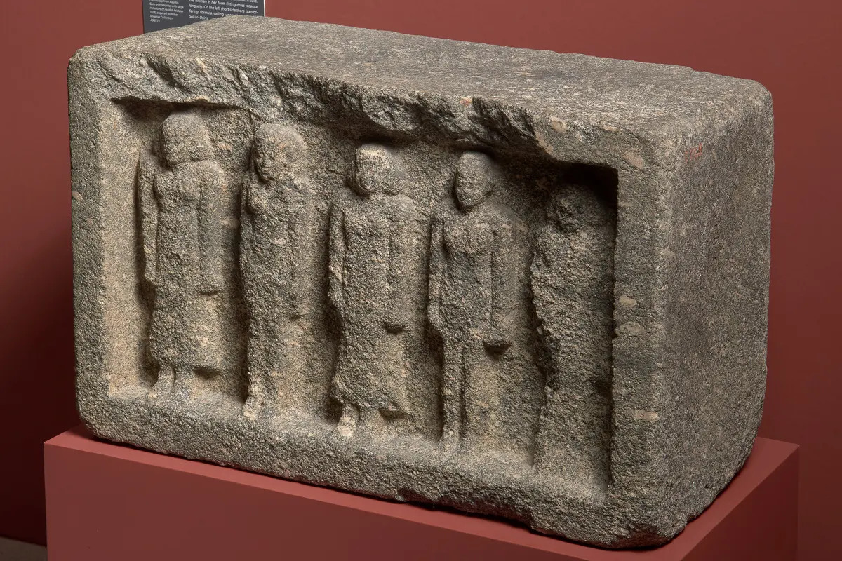 Nischenblock mit fünf Figuren