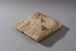 Modell des Giza-Plateaus mit Pyramiden