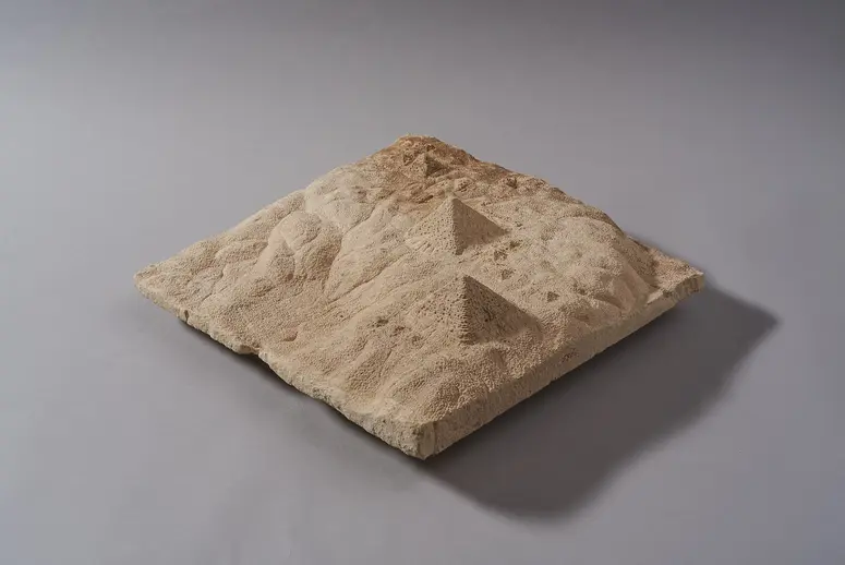 Modell des Giza-Plateaus mit Pyramiden