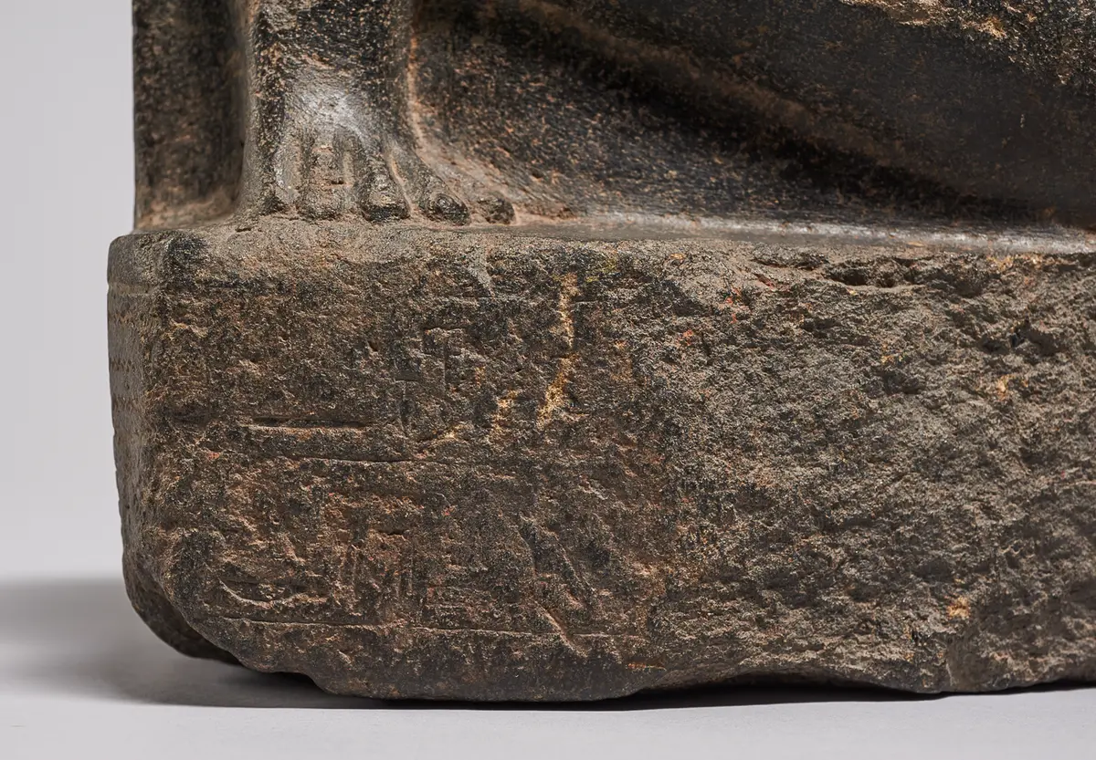 Unterteil einer knienden Statuette des Hor-em-achbit