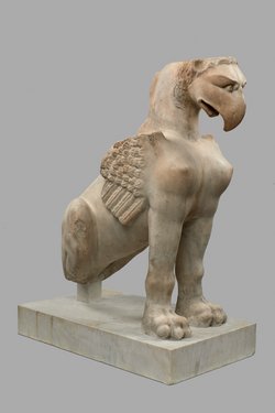 Sitzende Sphinx mit Greifenkopf