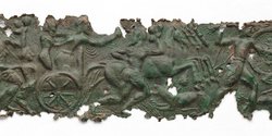 Reliefblechstreifen, 16 Fragmente: Masken, Gigantomachie, Gelage, Kampf