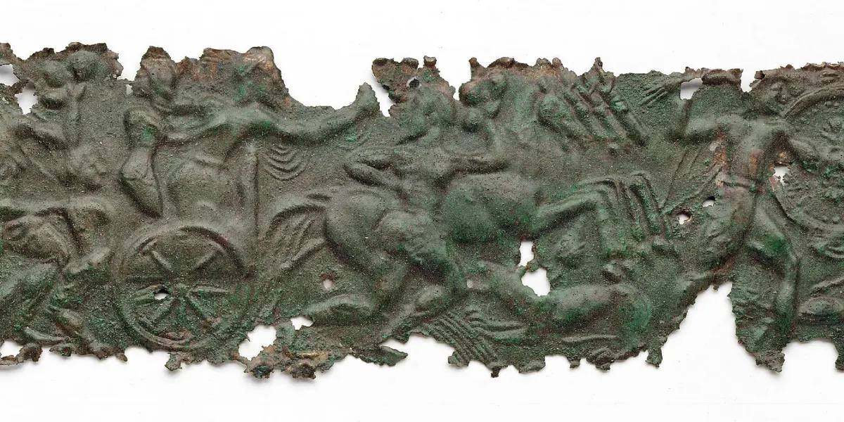 Reliefblechstreifen, 16 Fragmente: Masken, Gigantomachie, Gelage, Kampf