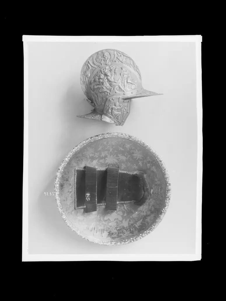 Rundschild; Sturmhaube aus einem all'antica Ensemble