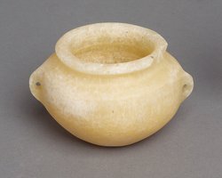 Kleiner Topf mit Schnurösenhenkeln
