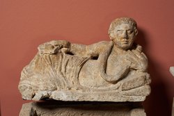 Deckel einer Aschenurne: Gelagerter Mann