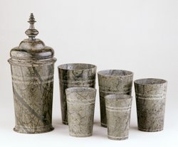 Deckelbecher aus Serpentin aus einem Satz von sechs Häufebechern