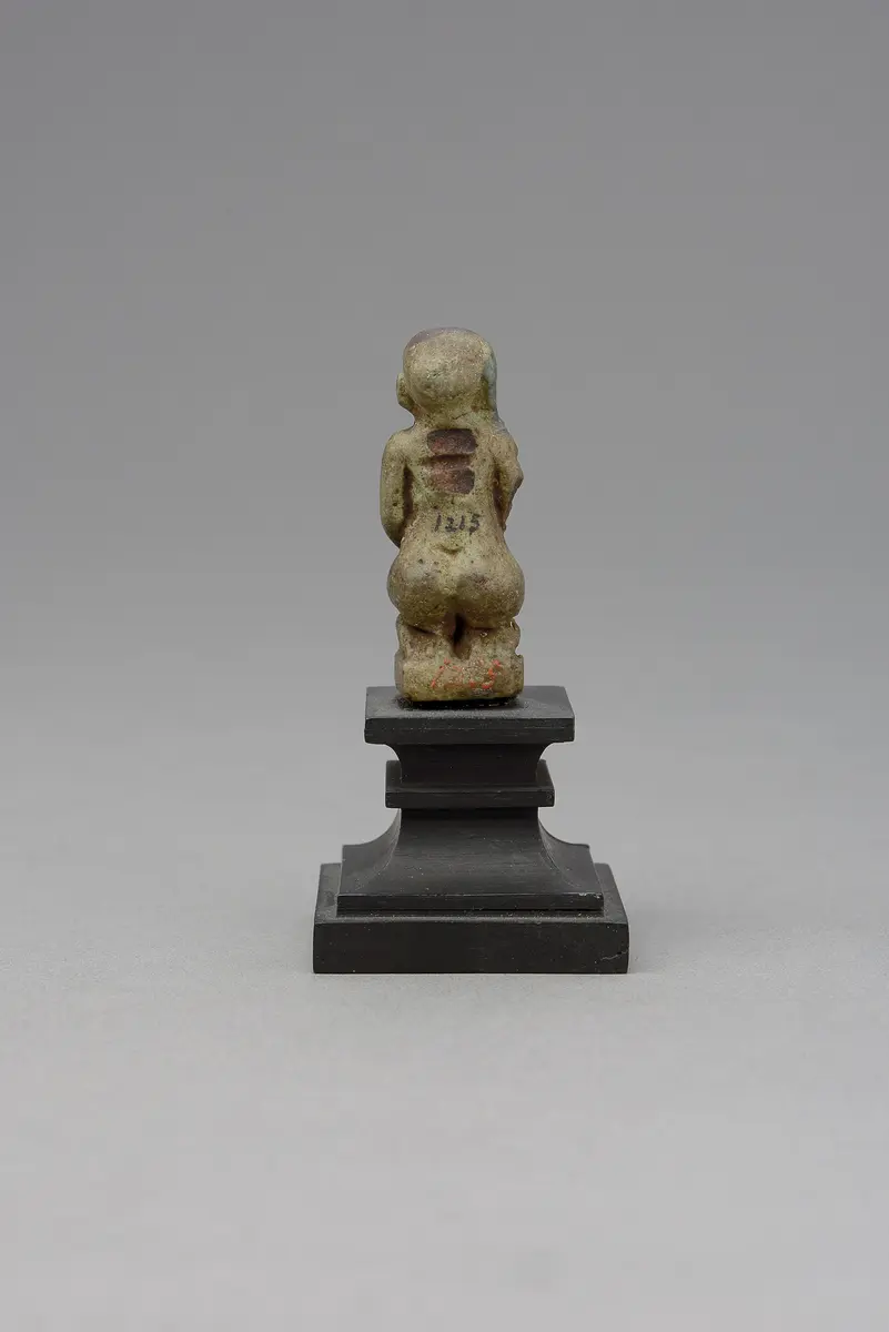 Figur eines knienden, nackten Mannes mit aufgerichtetem Phallus
