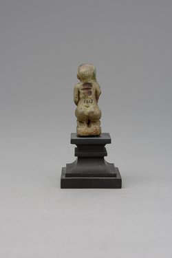 Figur eines knienden, nackten Mannes mit aufgerichtetem Phallus
