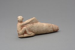 Hockender, nackter Mann mit übergroßem Phallus und Harfe