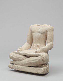 Kopflose Statue eines Lesenden