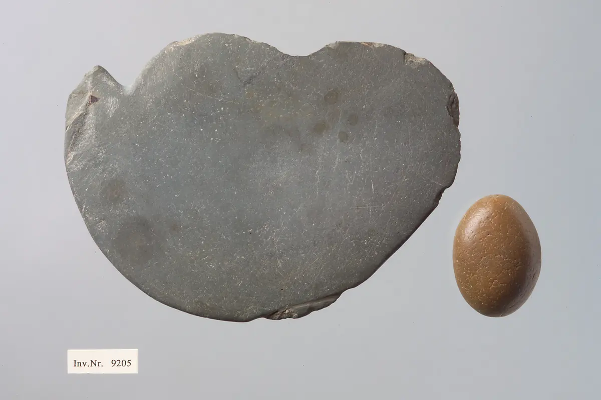 Schminkpalette in Vogelform mit Verreiber