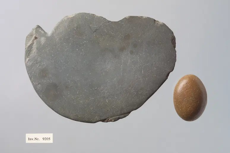 Schminkpalette in Vogelform mit Verreiber