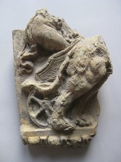 Fragment einer Verkleidungsplatte(?): Raubtier, einen Wagen ziehend