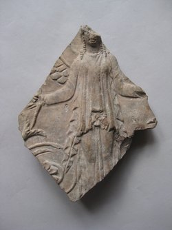 Fragment aus der Mitte einer Aufsatzplatte(?): Flügelfrau in Ranken