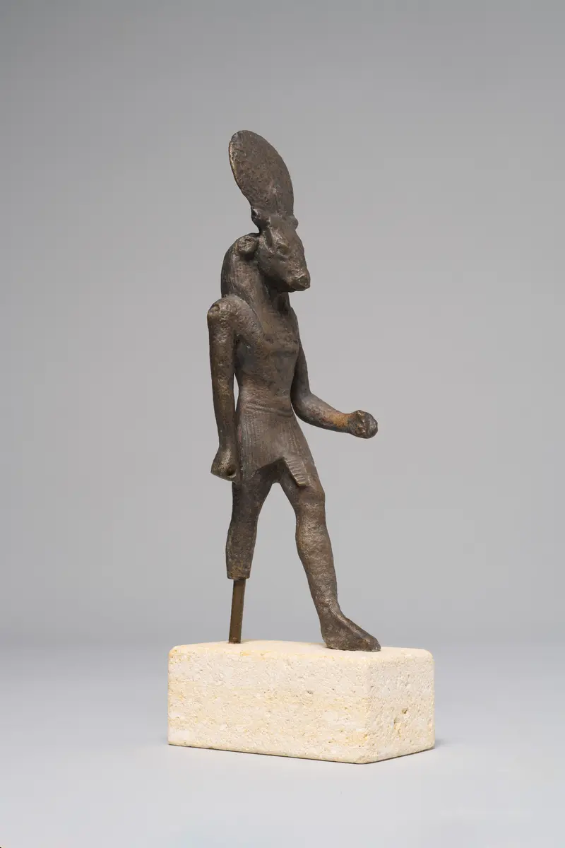 Gott Month, stierköpfig, schreitend