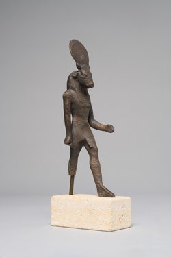 Gott Month, stierköpfig, schreitend