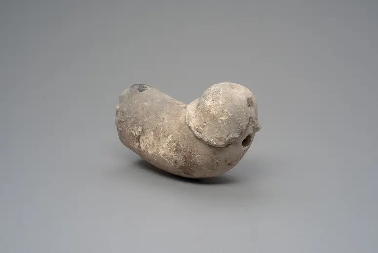 Großer Phallus, Fragment einer Statue?