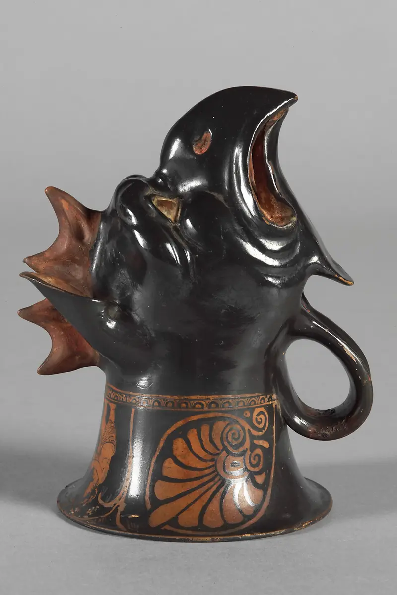 Rhyton mit Greifenkopf