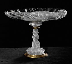 Muschelförmige Schale mit Drachen