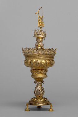 Deckelpokal mit Frau am Ziehbrunnen