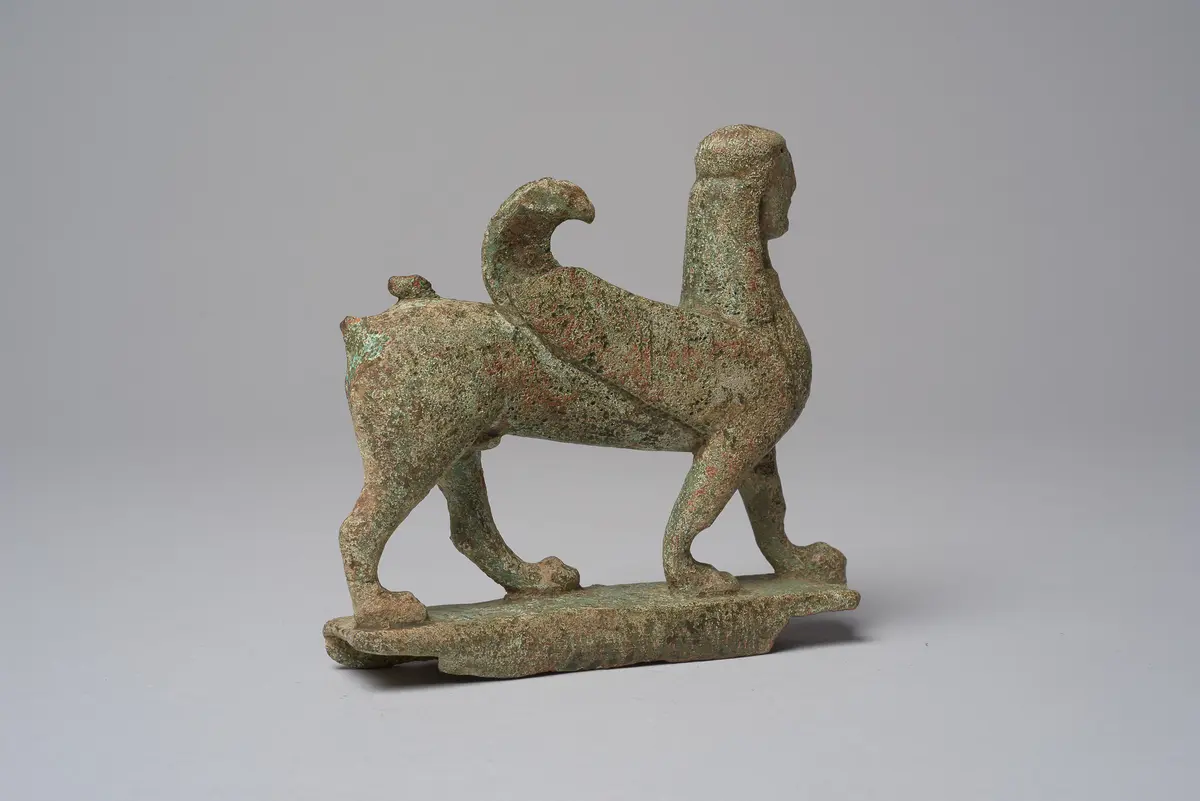 Figur eines geflügelten schreitenden Sphinx