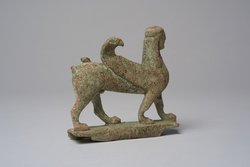 Figur eines geflügelten schreitenden Sphinx