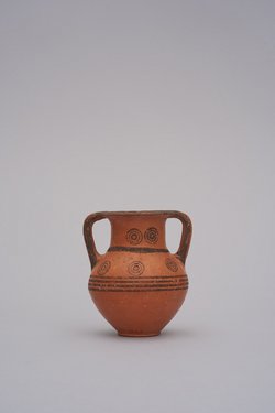 Amphoriskos der Black on red II (IV) Ware