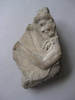Fragment eines Reliefs mit Darstellung von Satyrn zu Seiten des Dionysoskindes: Jugendlicher Satyr
