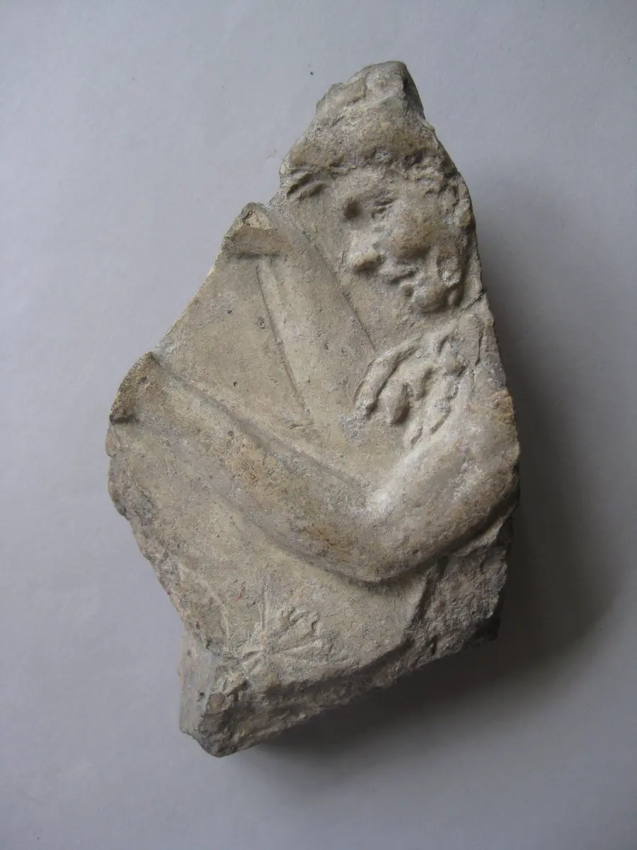 Fragment eines Reliefs mit Darstellung von Satyrn zu Seiten des Dionysoskindes: Jugendlicher Satyr