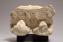 Fragment eines Hathorbeckens mit zwei Stifterfiguren